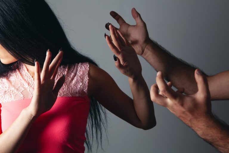 Λάρισα: Ζευγάρι τσακώθηκε άγρια στον δρόμο και η γυναίκα απειλούσε να αυτοκτονήσει