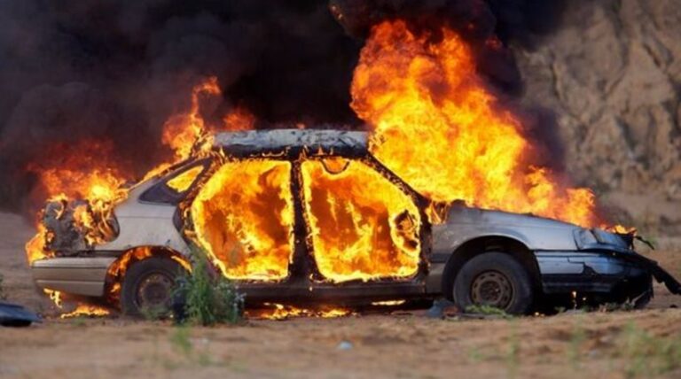 Αυτοκίνητο τυλίχτηκε στις φλόγες στον Τύρναβο