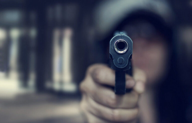 Τρόμος για ιδιοκτήτη μίνι μάρκετ στον Αμπελώνα Λάρισας