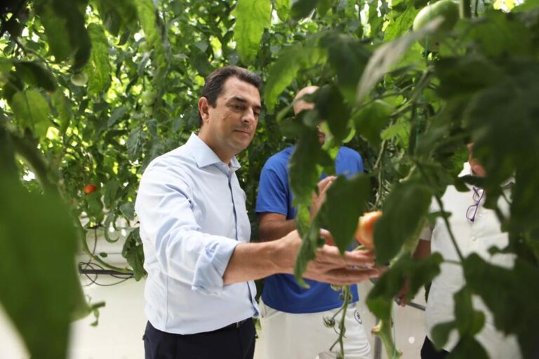 Σε καινοτόμα παραγωγική μονάδα ο Κώστας Σκρέκας για να γίνει η πράξη η γεωργία του αύριο