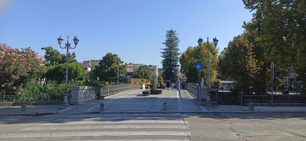 Ίσα ίσα για τα τελευταία ψώνια και από αύριο χωριό και θάλασσα οι Τρικαλινοί