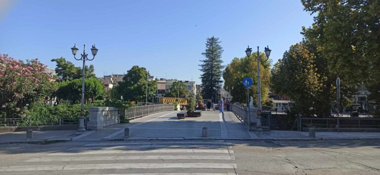 Ίσα ίσα για τα τελευταία ψώνια και από αύριο χωριό και θάλασσα οι Τρικαλινοί