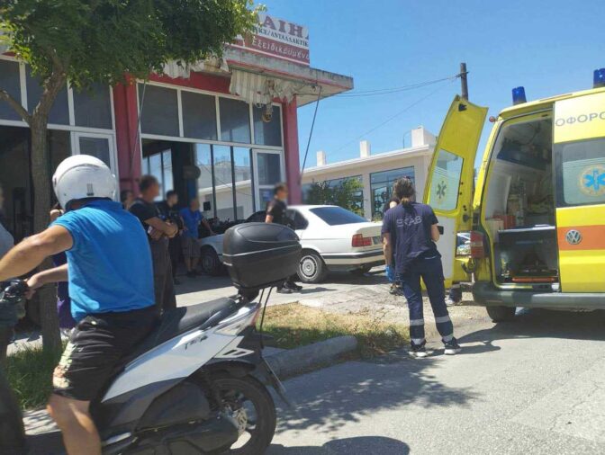 Τρίκαλα: Τροχαίο ατύχημα στον κόμβο του ΟΑΕΔ (φωτό)