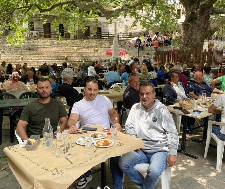 Συζητήσεις κάτω από τον ιερό πλάτανο της Τζούρτζιας