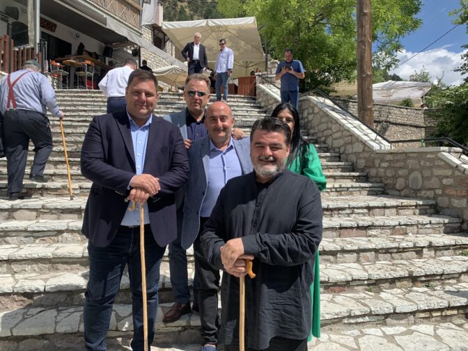 Γελάει ακόμη και το μουστάκι του...