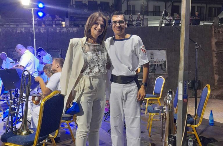 Εντυπωσιασμένη η Στέλλα Γκουλιοπούλου από την Μπάντα του Πολεμικού Ναυτικού