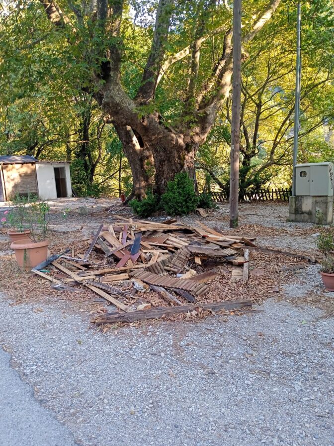 Εγκατάλειψη σε ένα από τα πιο τουριστικά σημεία της Πύλης