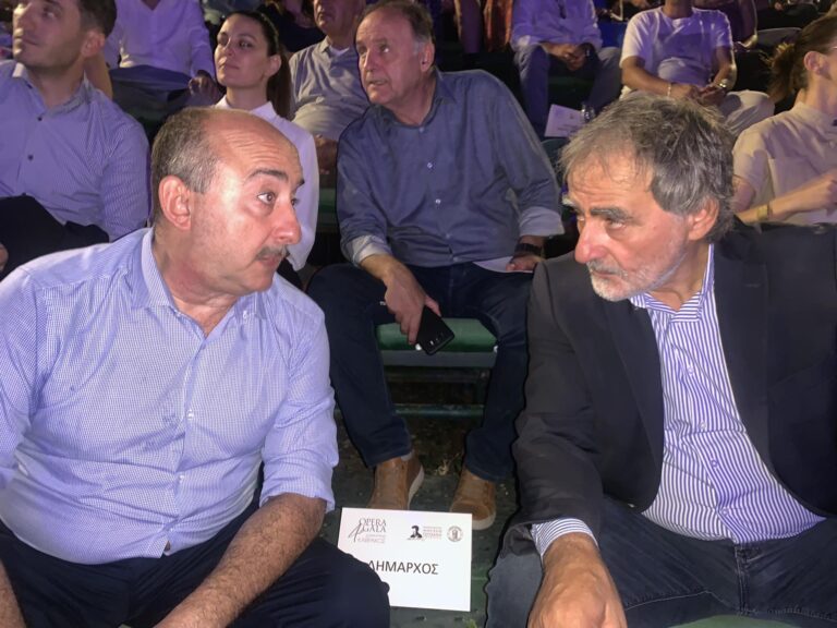 Όταν ο δήμαρχος Σακκάς δίνει τα φώτα του