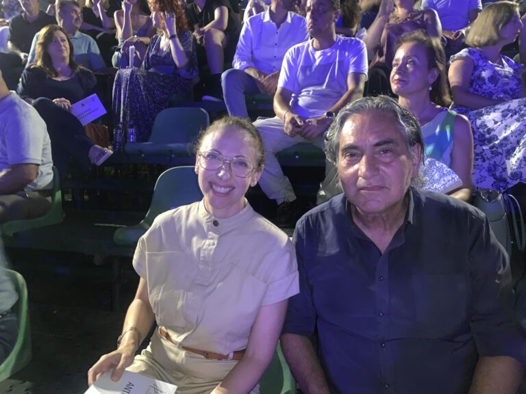 Επιστροφή Βασιλένας Μητσιάδη με… πλατύ χαμόγελο δίπλα στον Γιώργο Καρατώλο