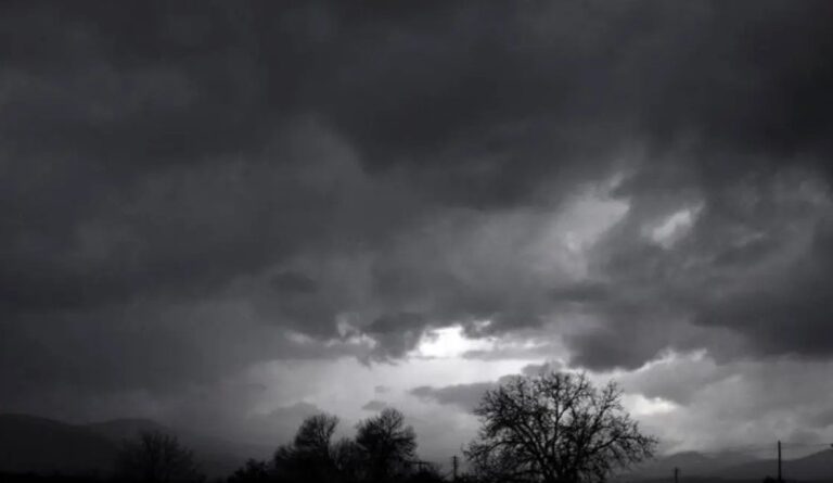 Πεσμένες κολώνες και περιοχές χωρίς ρεύμα έφερε το μπουρίνι στα Τρίκαλα