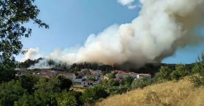 Μεγάλη φωτιά έξω από τη Δεσκάτη – Απειλούνται σπίτια