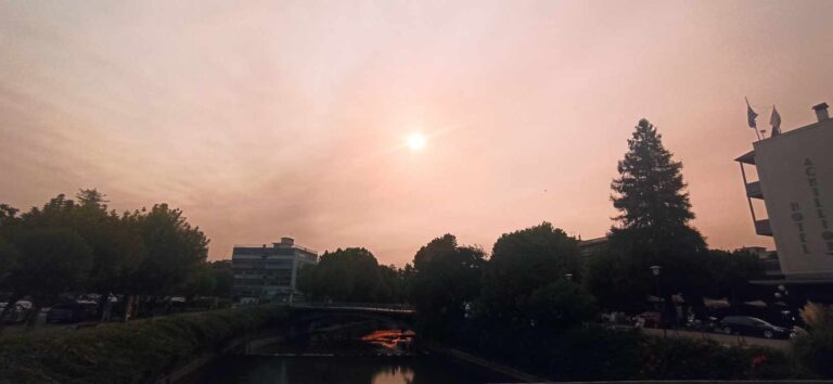 Οι καπνοί από την Αλεξανδρούπολη σκεπάζουν τον Τρικαλινό ουρανό