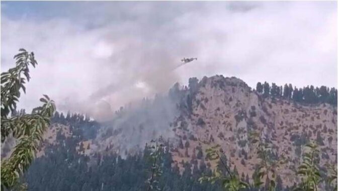 Τραυματίστηκε μετά από πτώση Πυροσβέστης στη φωτιά των Στουρναρέικων