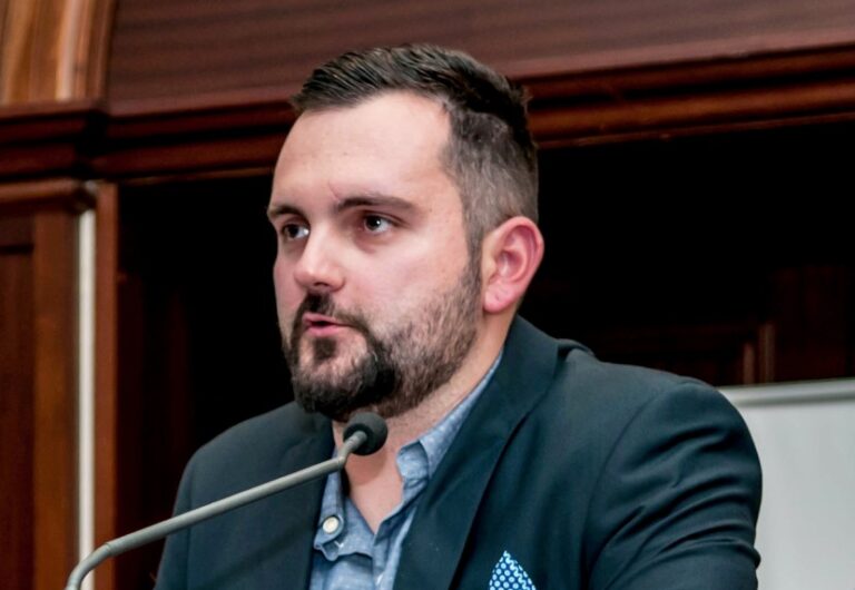 Κατά μέτωπο απάντηση από τον Βασίλη Τσιούτσια