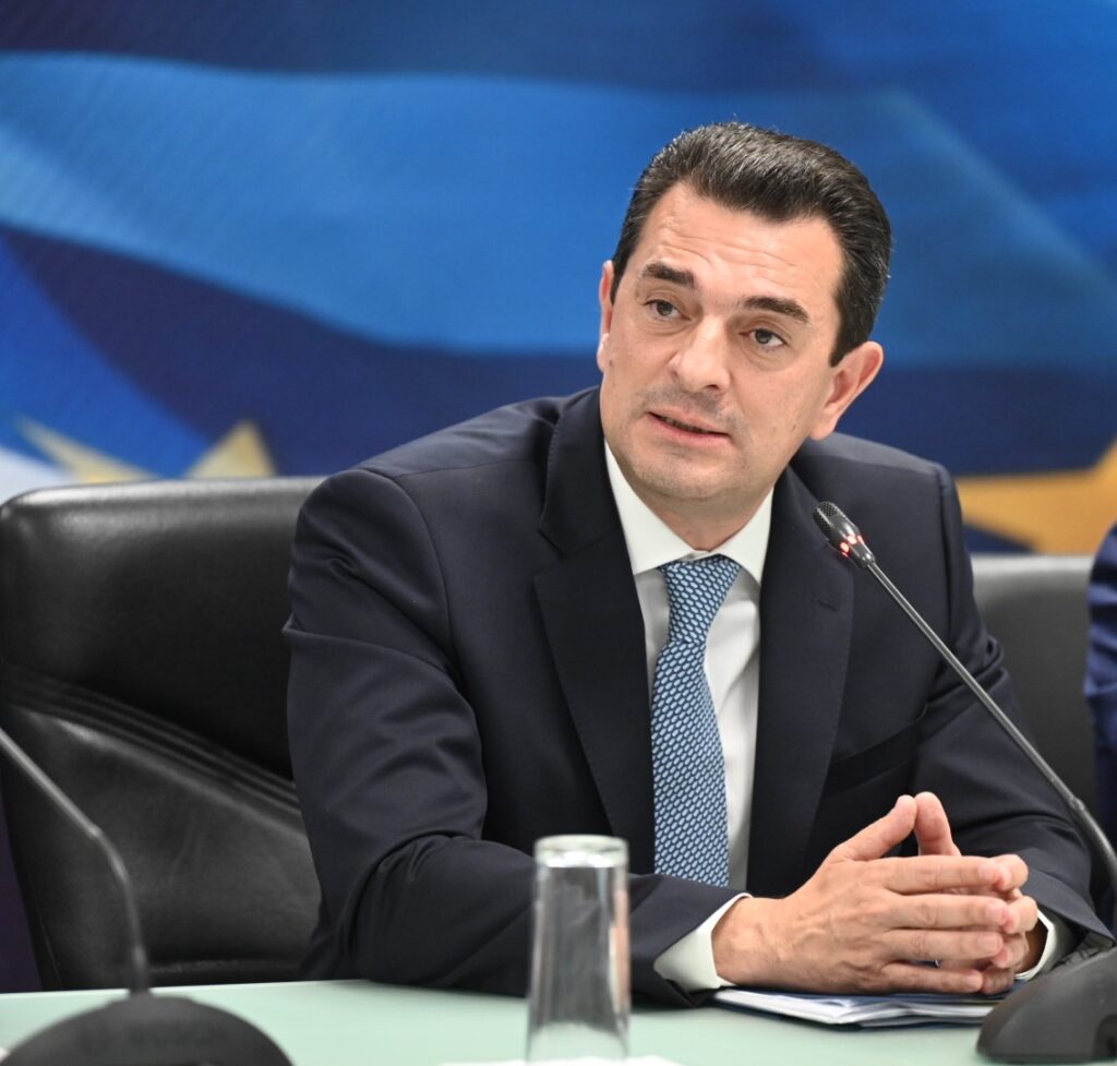 Κώστας Σκρέκας: Πλαφόν σε βασικά σχολικά είδη