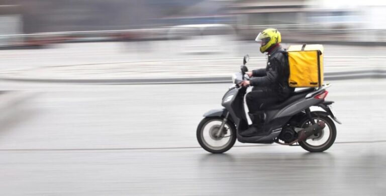 Ντελιβεράς στον Βόλο άφησε το μηχανάκι για να παραδώσει παραγγελία και του το έκλεψαν