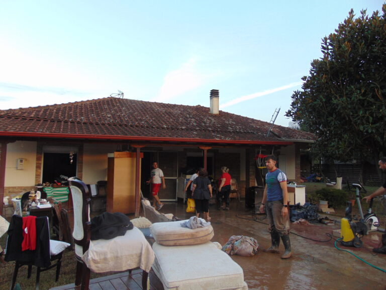 ΤΡΙΚΑΛΑ: Κόποι μιας ζωής στα σκουπίδια για αμέτρητα σπίτια και επιχειρήσεις