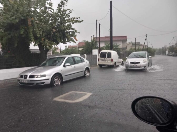 Πλημμυρισμένοι δρόμοι στα Τρίκαλα-Μεγάλη προσοχή στις μετακινήσεις