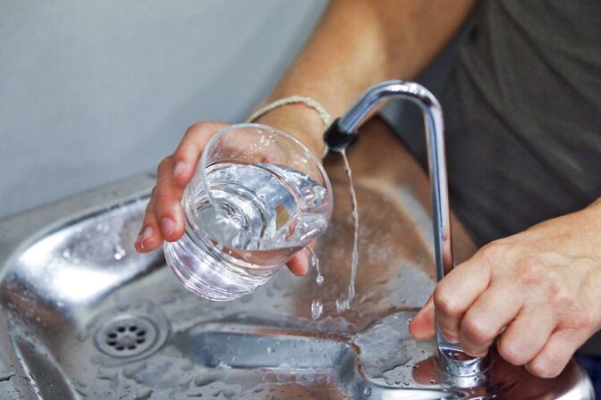 ΔΕΥΑΤ: Δεν είναι πόσιμο το νερό στα Μ. Καλύβια 