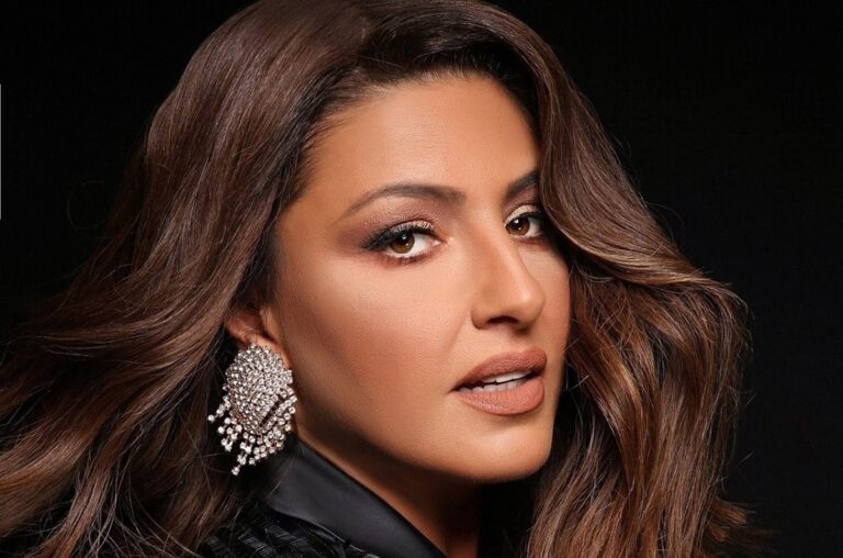 Η Έλενα Παπαρίζου στο φετινό παζάρι της Λάρισας;