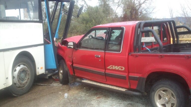 Λάρισα: Λεωφορείο και αγροτικό συγκρούστηκαν στο Στόμιο