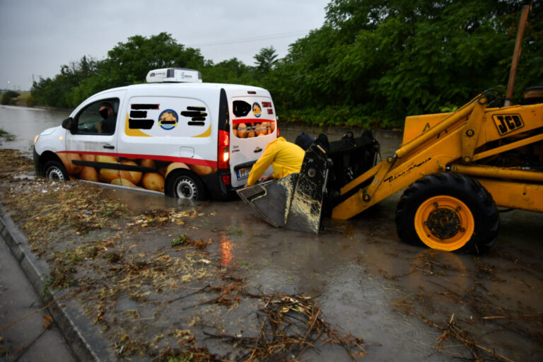 Εικόνες από τον πλημμυρισμένο δρόμο προς το Πανεπιστημιακό Νοσοκομείο Λάρισας