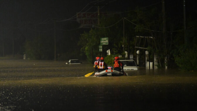 Βάρκες ΕΜΑΚ και δυνάμεις για δεκάδες απεγκλωβισμούς στον ν. Τρικάλων