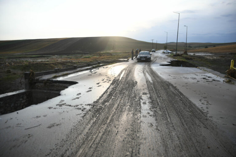 Όσα άφησε η νεροποντή στο δρόμο Λάρισα – Φάρσαλα (φωτό)
