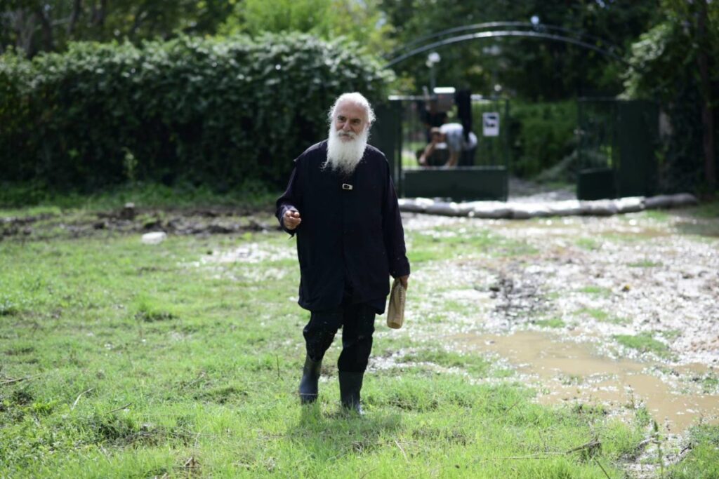 Συγκινεί …λασπωμένος ιερέας (βίντεο)