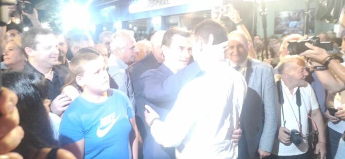 Η μεγάλη αγκαλιά των πολιτικών στον Λευτέρη Αβραμόπουλο (φωτο)