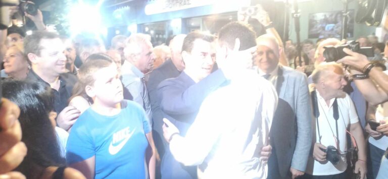 Η μεγάλη αγκαλιά των πολιτικών στον Λευτέρη Αβραμόπουλο (φωτο)