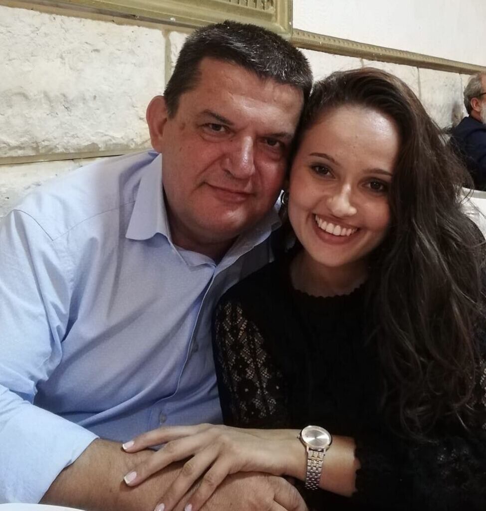 Το μήλο κάτω από την μηλιά θα πέσει...