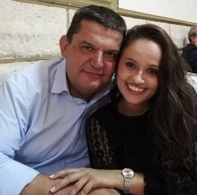 Το μήλο κάτω από την μηλιά θα πέσει…