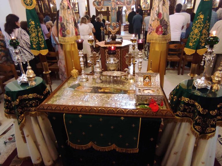 Με λαμπρότητα ο εορτασμός Ανακομιδής Ιερών Λειψάνων Αγίου Νεκταρίου στα Τρίκαλα (φωτό)