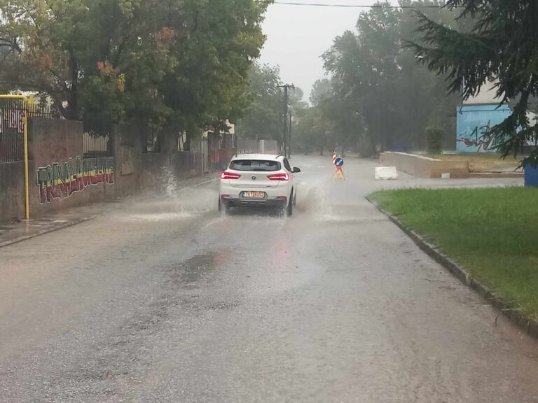 Καθίζηση στην οδό Κατσιμίδου – Ποτάμι ο δρόμος