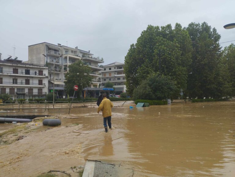 ΣΟΚΑΡΙΣΤΙΚΟ: Ο Ληθαίος βγήκε στα σπίτια και στις επιχειρήσεις στα Τρίκαλα