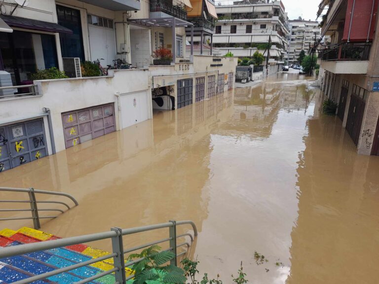 Όλη η πόλη των Τρικάλων μια ανοιχτή πληγή που αιμορραγεί (ΦΩΤΟ)