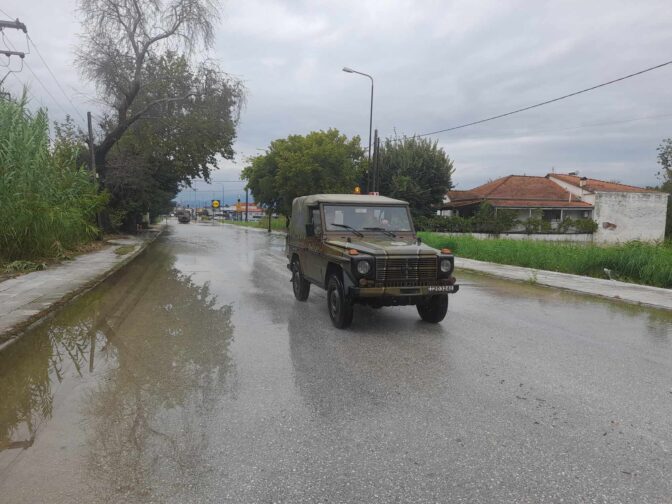 Δυνάμεις του στρατού συνδράμουν για μεταφορά κατοίκων και βοήθειας (φωτο)