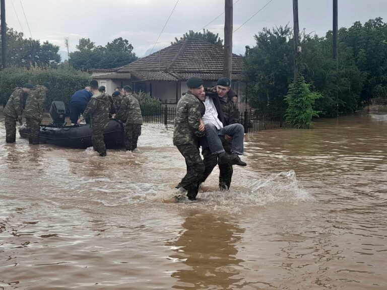 Συγκλονιστικές εικόνες από τη διάσωση ηλικιωμένων στην Αγία Κυριακή (φωτο)