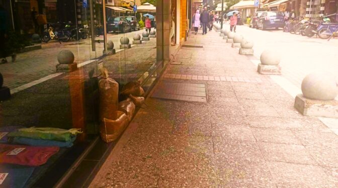 Η νέα κακοκαιρία κλείνει και τα εμπορικά καταστήματα στα Τρίκαλα