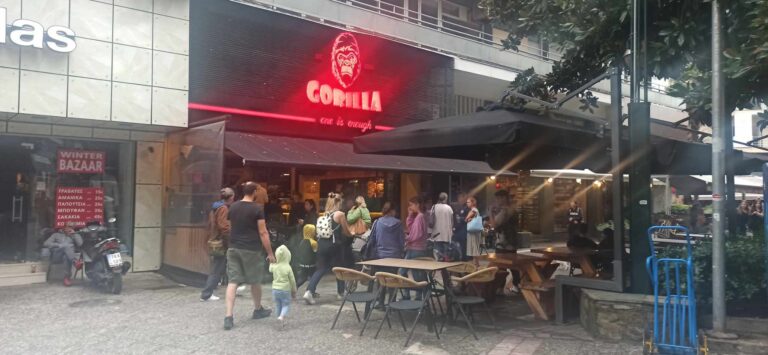 Ουρές στα μάρκετ για νερά και τροφή στα Τρίκαλα (φωτο)