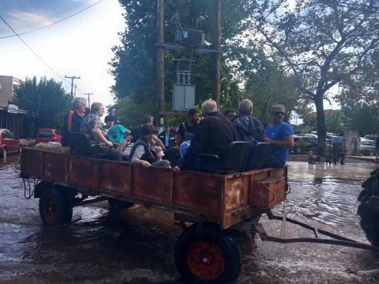 Επίθεση κατά του Δημήτρη Παπαστεργίου σε επίσκεψή του στα Μ. Καλύβια (video)