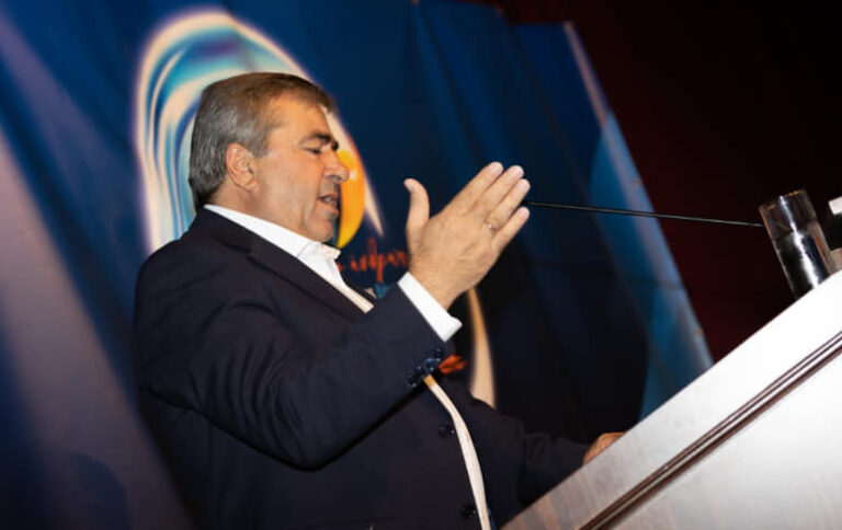 Η πρώτη συγκέντρωση του Κώστα Μαράβα