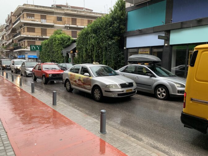 Άνοιξαν οι δουλειές για τα ταξί στα Τρίκαλα λόγω κακοκαιρίας