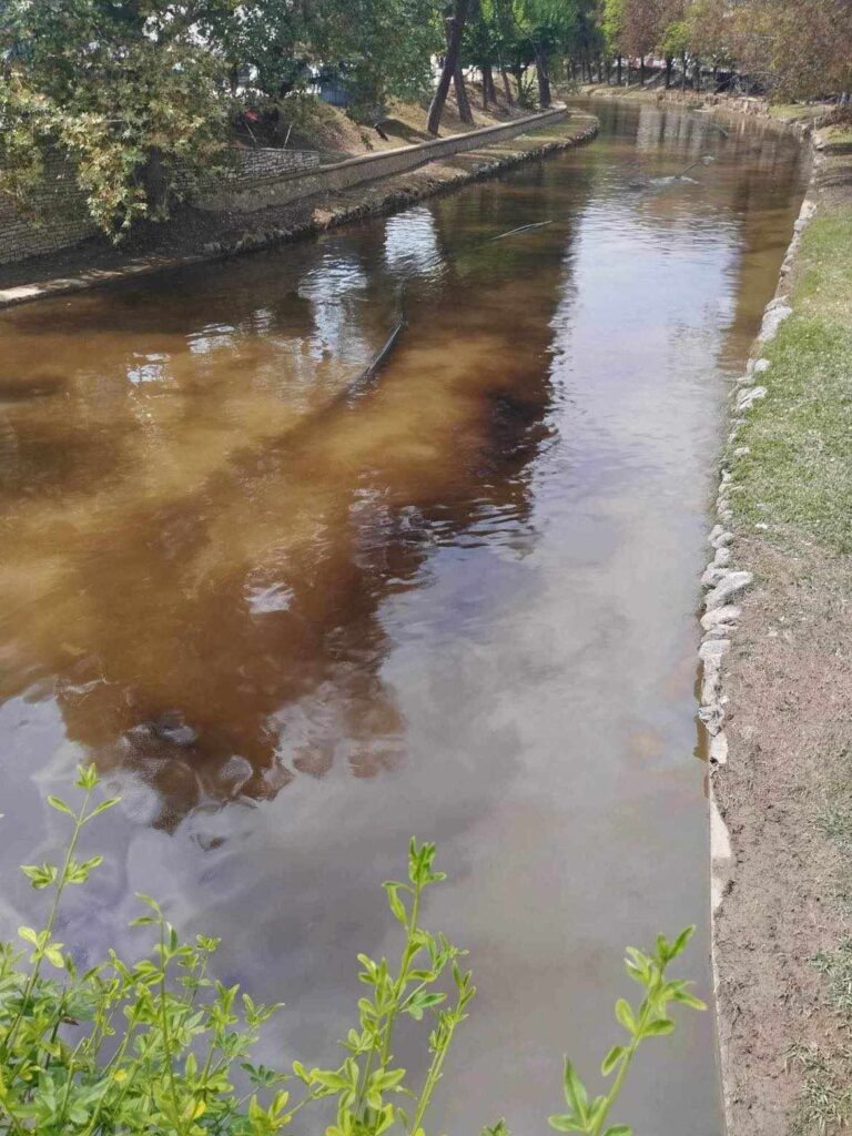 Μαύρισε ο Ληθαίος ποταμός - Ξανά οσμή από πετρέλαιο στη γέφυρα Ασκληπιού