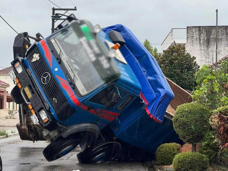 ΦΑΡΚΑΔΟΝΑ: Γύρισε όρθιο εργολαβικό φορτηγό στην προσπάθεια να μπαζώσει σημείο