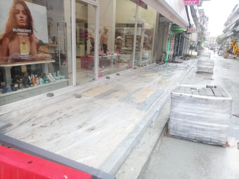 Με νάιλον σκέπασαν το πεζοδρόμιο στην Γαριβάλδη (φωτό)