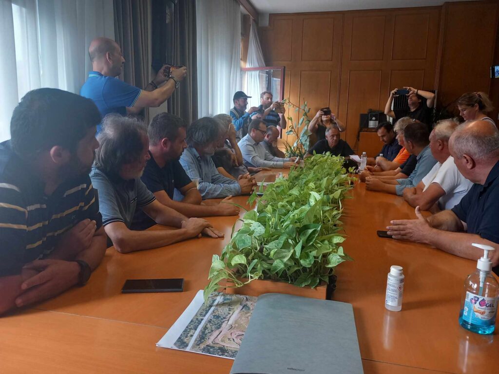 Από διαμαρτυρία σε συνάντηση εργασίας οι Μεγαλοκαλυβιώτες (φωτό - βίντεο)