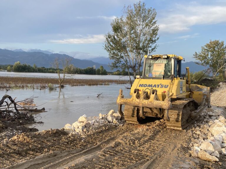 Φόρης Ρόμπος και Χρήστος Μιχαλάκης νυχθημερόν στο ανάχωμα Μ. Καλυβίων (βίντεο)