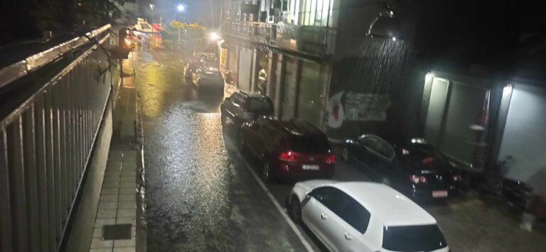 Άνοιξαν οι ουρανοί και αυξάνει η ανησυχία για τα χειρότερα στην περιοχή των Τρικάλων